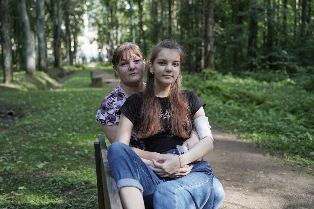 На протяжении всего лечения Ксюшу поддерживает мама Наталья. Фото: Екатерина Фёдорова для свет.дети