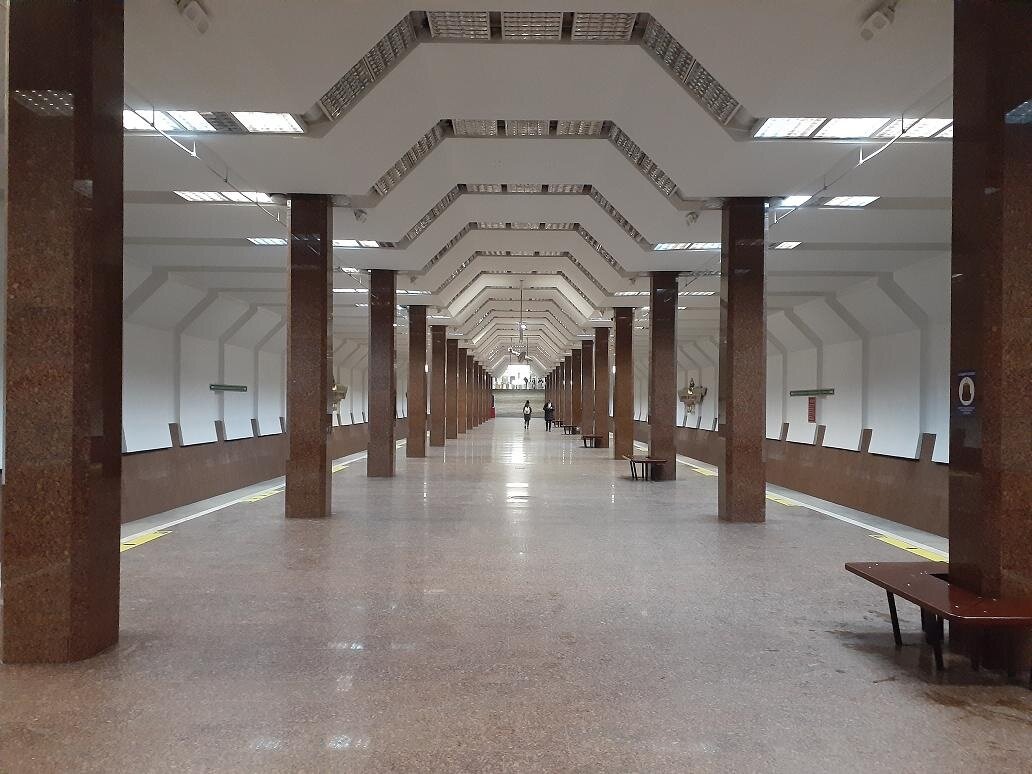 Станция метро "Маршала Покрышкина" в Новосибирске. В ее отделке использовался красный бразильский гранит