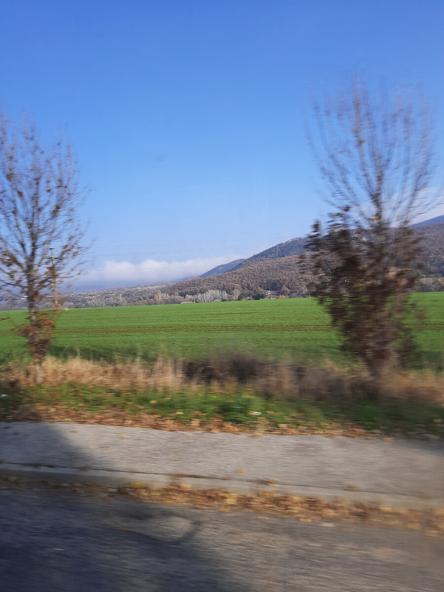 Виды из окна транспорта между городами здесь живописны