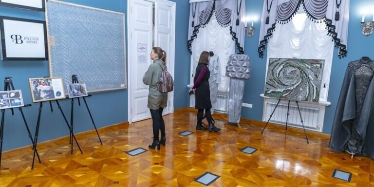    В библиотеке им. Н.К. Крупской открылась выставка «Платок и космос. Оренбургская история» Марина Шарт