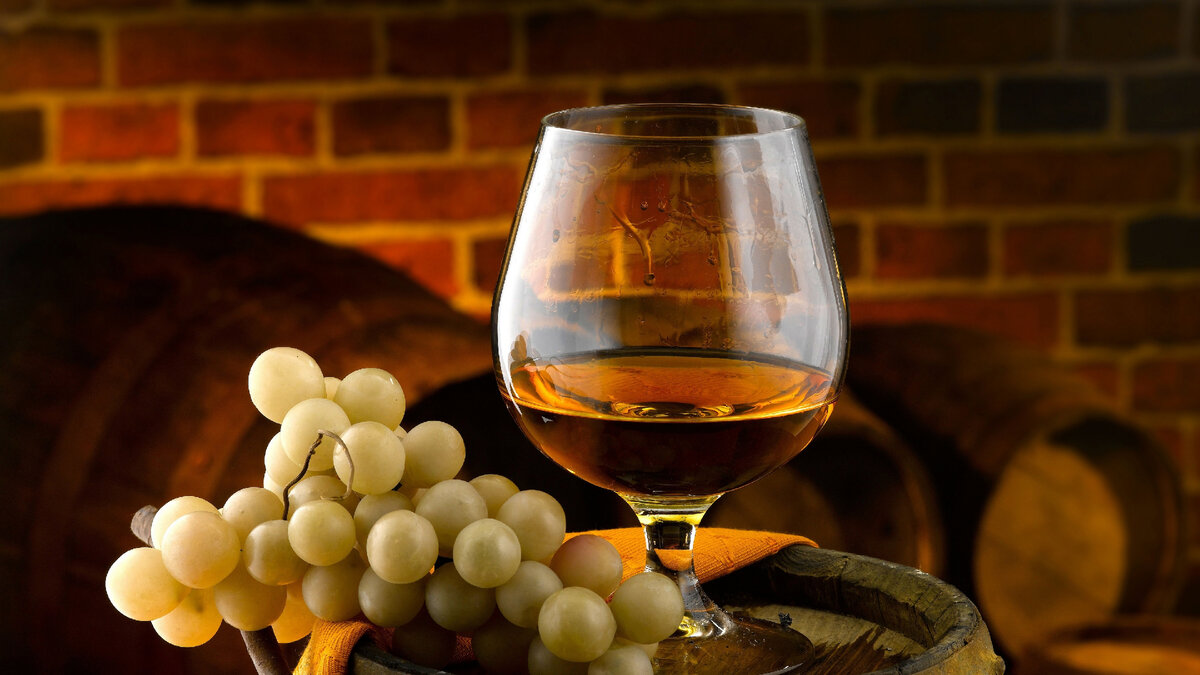 Коньяк и бочка (с) wallbox.ru/food/vinograd-bokal-vino-bocki-konak-alkogolnye-napitki-w101736/