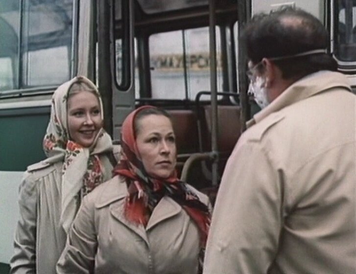 Кадр из фильма «Не ходите девки замуж» (1985). Скриншот.