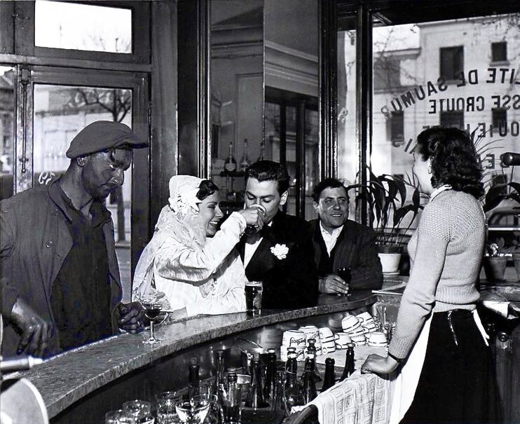 Типичное бистро Парижа, 1920-е годы. Источник изображения wikimedia.commons