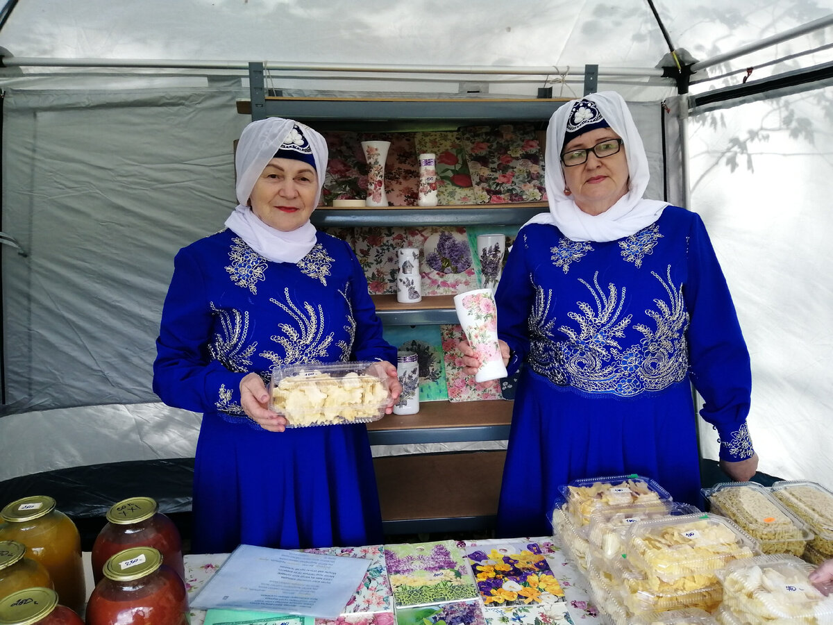 Участники проекта на ярмарке изделий и лакомств