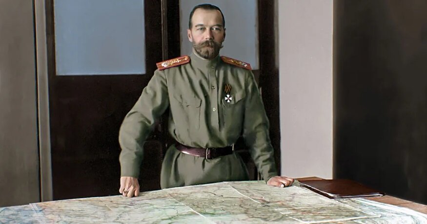 В августе 1915 года Николай II вынужден был взять на себя ответственность за стратегическое руководство действующей армией. 