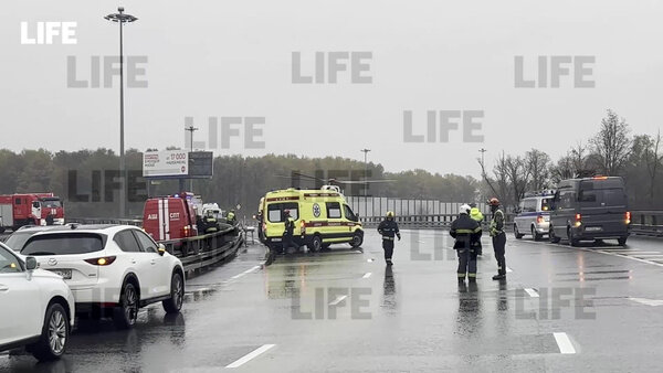 Вертолёт забрал пострадавшего в ДТП на Киевском шоссе в Москве. Видео в редакцию Лайфа прислал гражданский журналист через приложение Livecorr (доступно на Android и iOS)