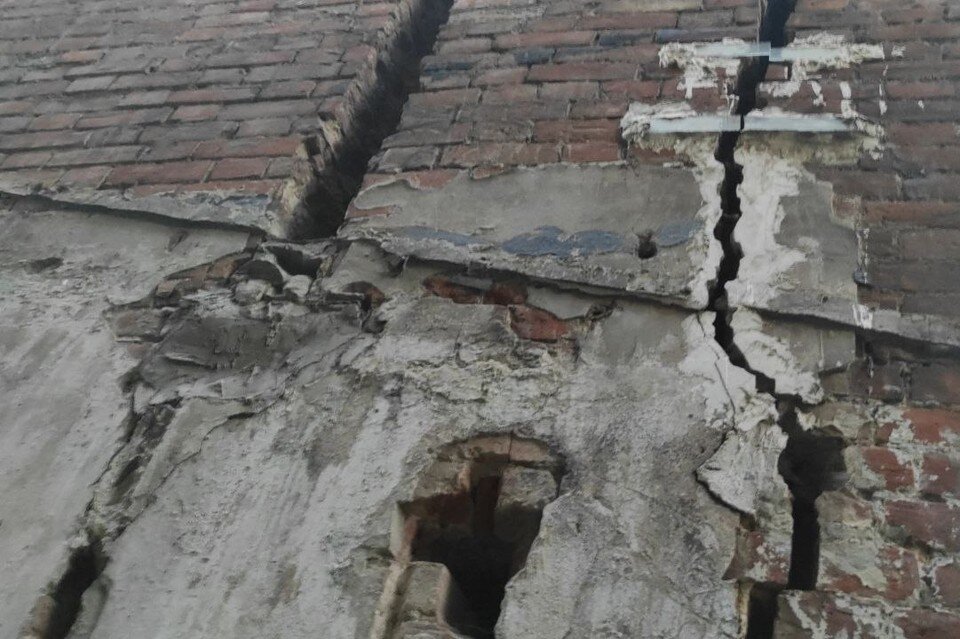     По оставшейся стене к верху идет большая трещина. Анастасия ТАЛЫЗИНА