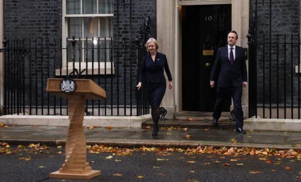 Премьер-министр Лиз Трасс выходит из дома № 10 на Даунинг-стрит, чтобы объявить о своей отставке в четверг в Лондоне.
