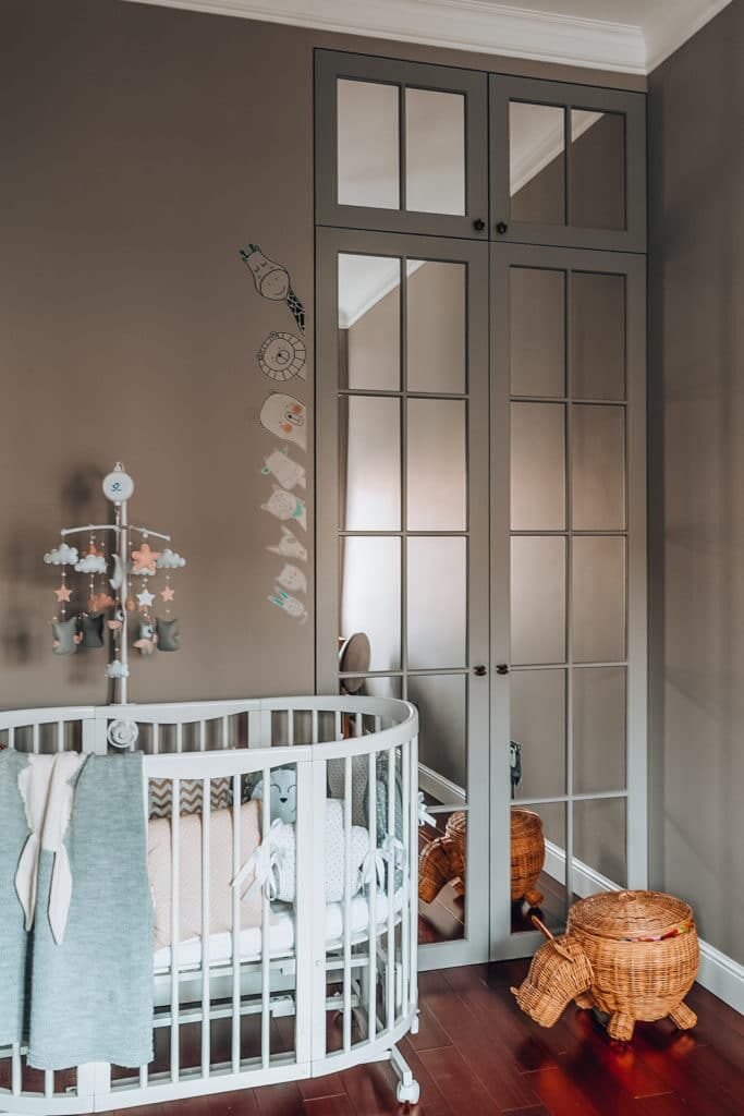 Перепланировка старого фонда. Элегантный классический интерьер квартиры с высокими потолками