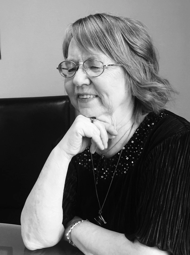 Петербургский поэт-песенник Ванда Медведева. Известна по радиопередаче «В гостях у Ванды» на Радио Петербург.