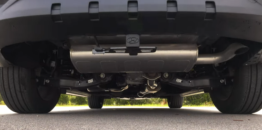 Оборудование для буксировки прицепов, закрепленное под задним бампером.