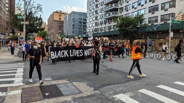    Марш протеста BLM в Нью-Йорке (сс) Eden, Janine and Jim