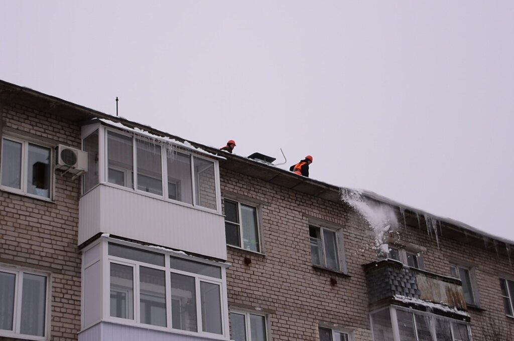 В Твери проследят за исполнительской дисциплиной УК по чистке крыш от снега и сосулек