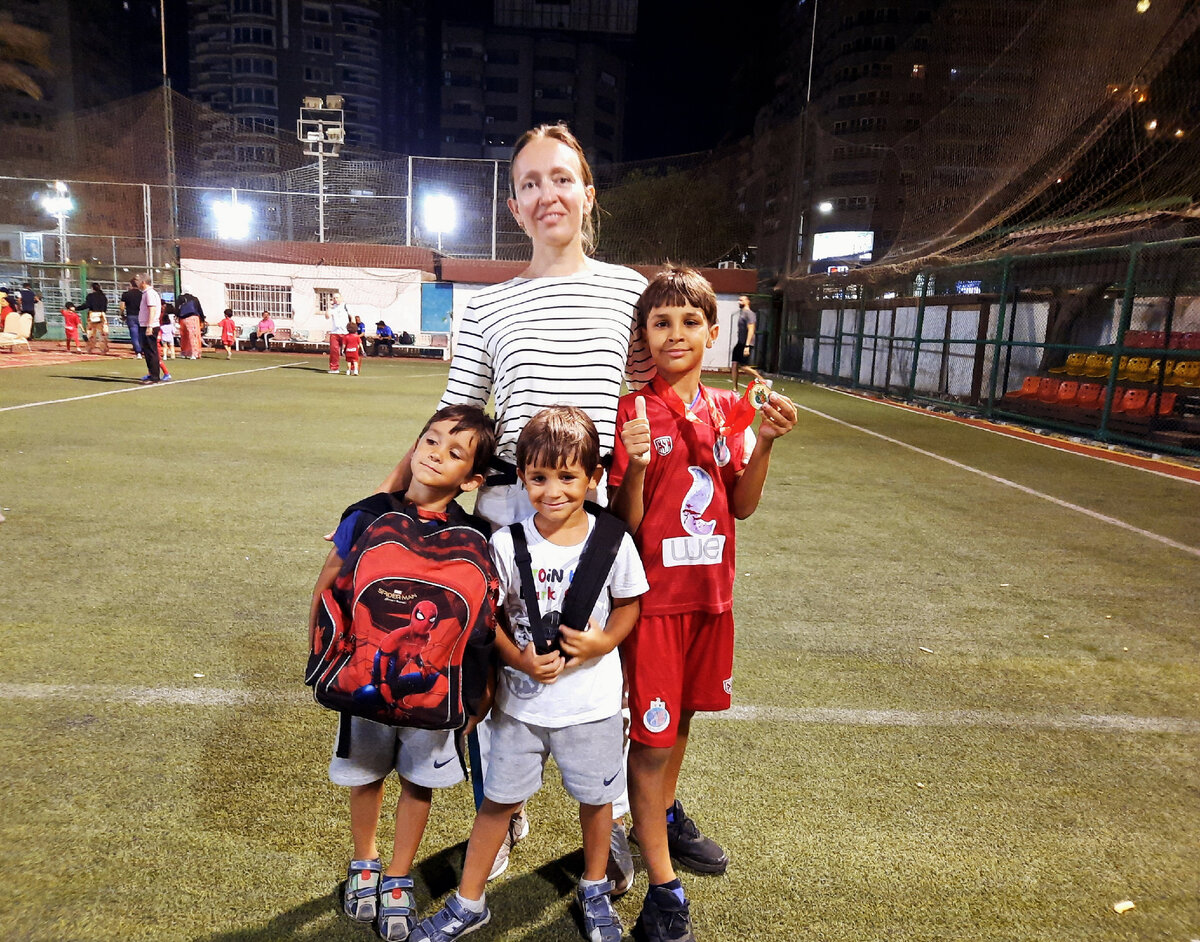 Мы в нашем спортивном клубе. Тренировка по футболу старшего. 