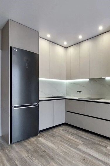 Кухня с серым холодильником (64 фото)