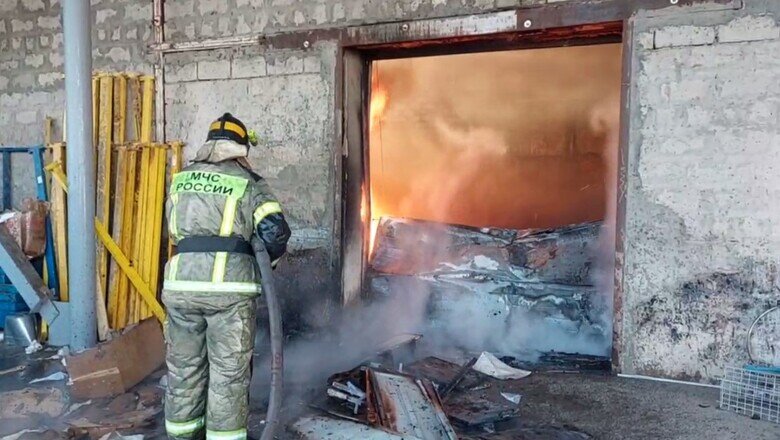 В Волгограде загорелся цех по производству пластиковой тары на площади 1500 кв. м