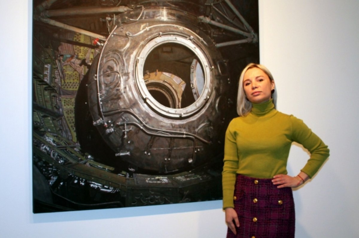   Настя Миро и ее картина «Rescue Capsule» (холст, темпера, 2020).