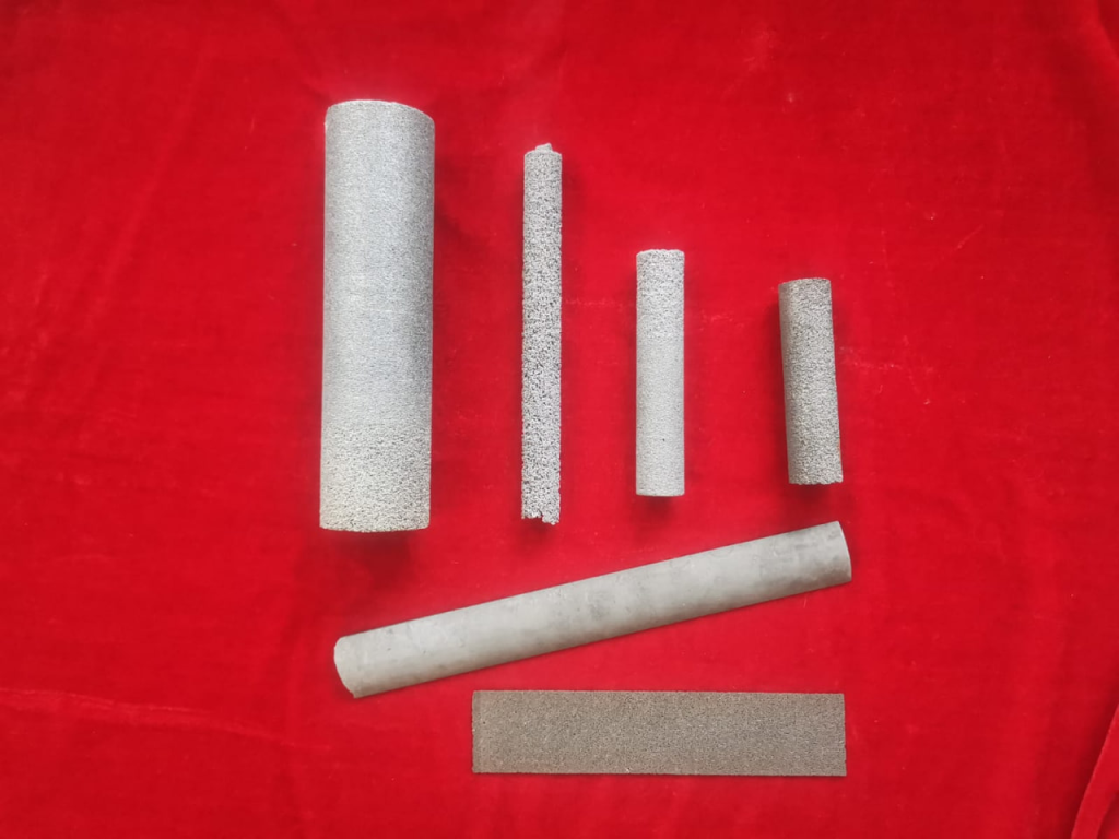 На фото: образцы сплава для медицинских имплантов.