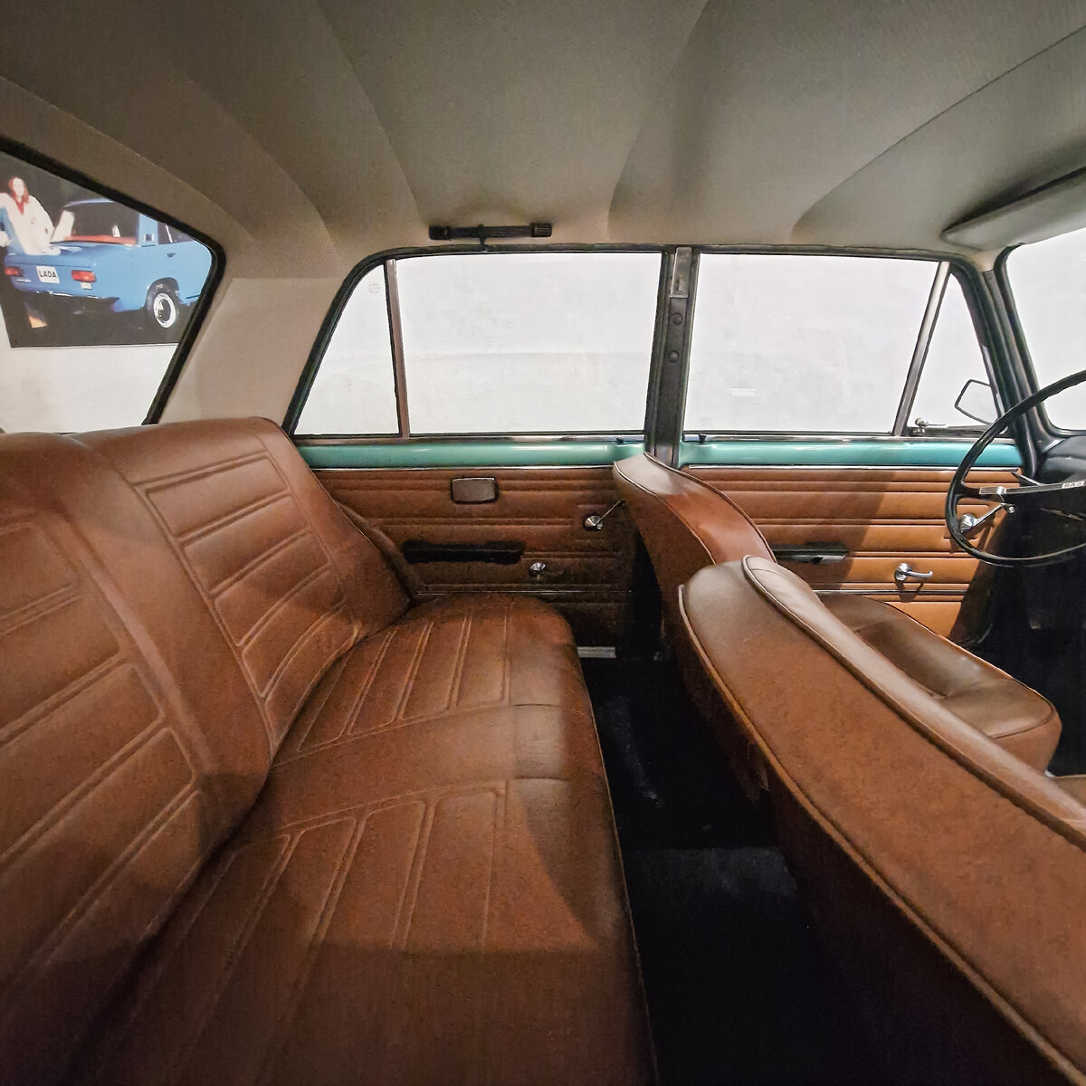 Чистый и не выгоревший на солнце.