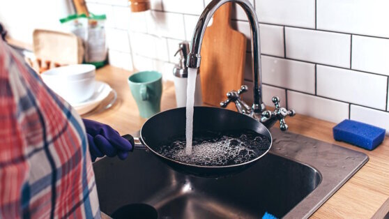    Жир сам отстанет от посуды: неожиданный совет англичанок для легкого мытья сковородок Анастасия Романова