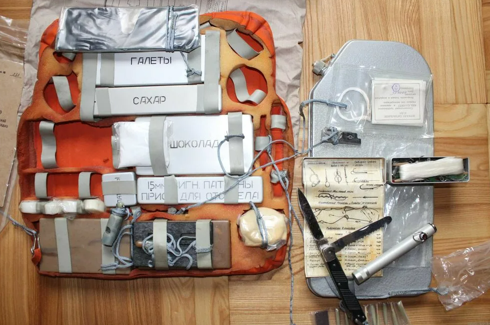 Аварийный запас наз 7м. Аварийно спасательный комплект. Набор выживания Космонавта. Набор выживания летчика.