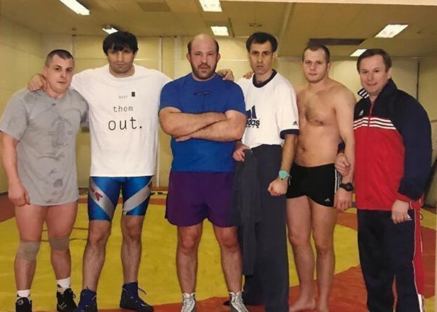    Слево направо: Михаил Илюхин, Магомедхан Гамзатханов (Волк-хан), Андрей Копылов, Николай Питьков, Федор Емельяненко, Владимир Погодин.из личного архива Николая Питькова