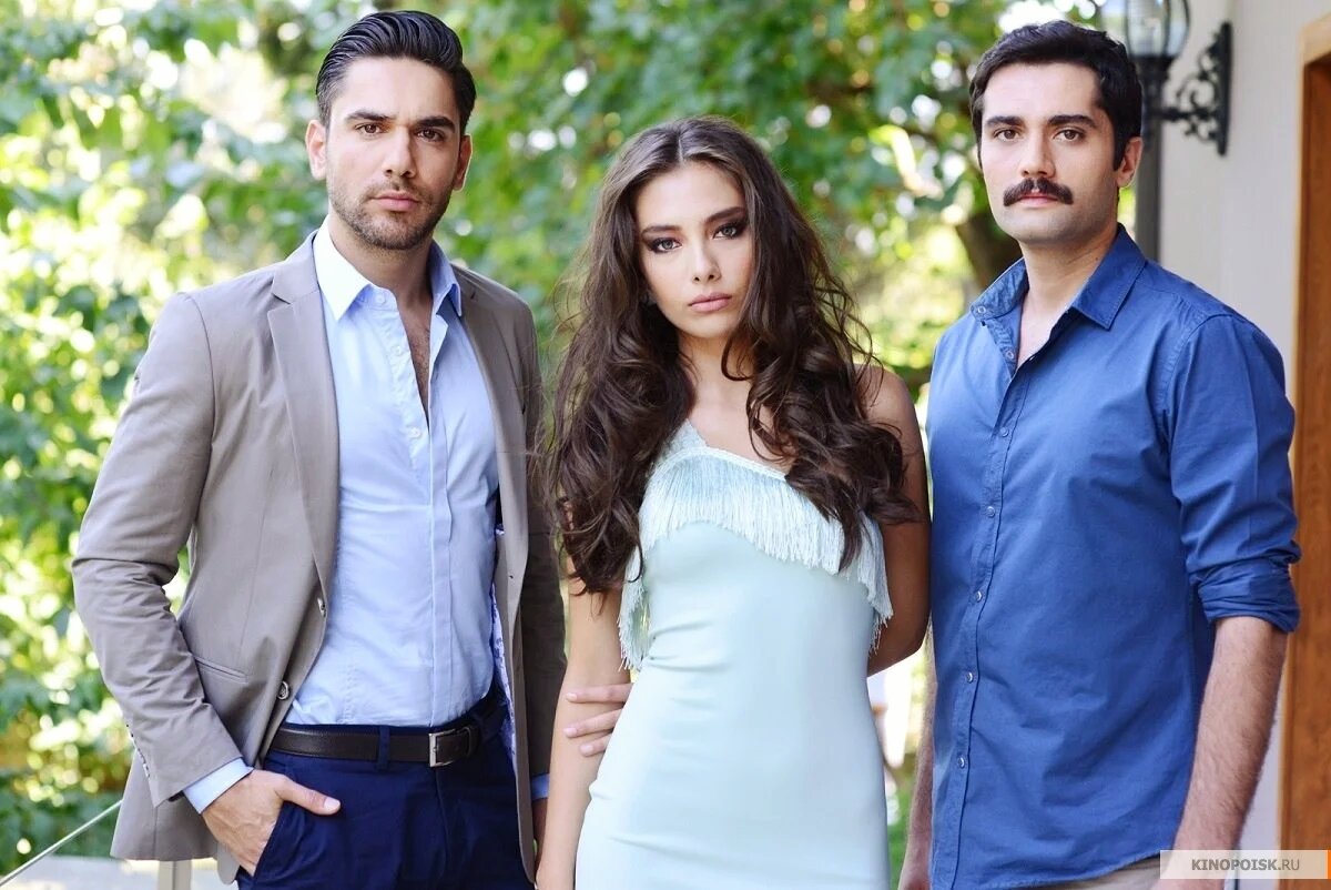 Неслихан с коллегами по сериалу "Два лица Стамбула" | Фото взято на просторах Интернета