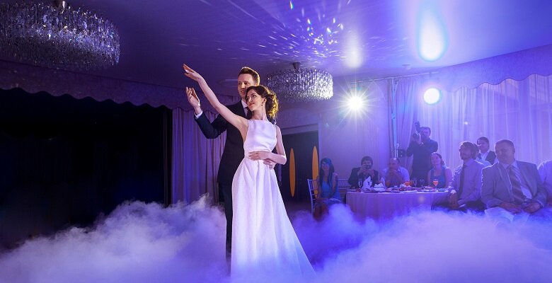 Дым, затемнение, световые эффекты обязательно