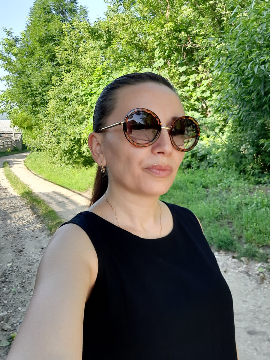 Автор канала идет за покупками в книжный магазин и на ходу создает автопортрет 