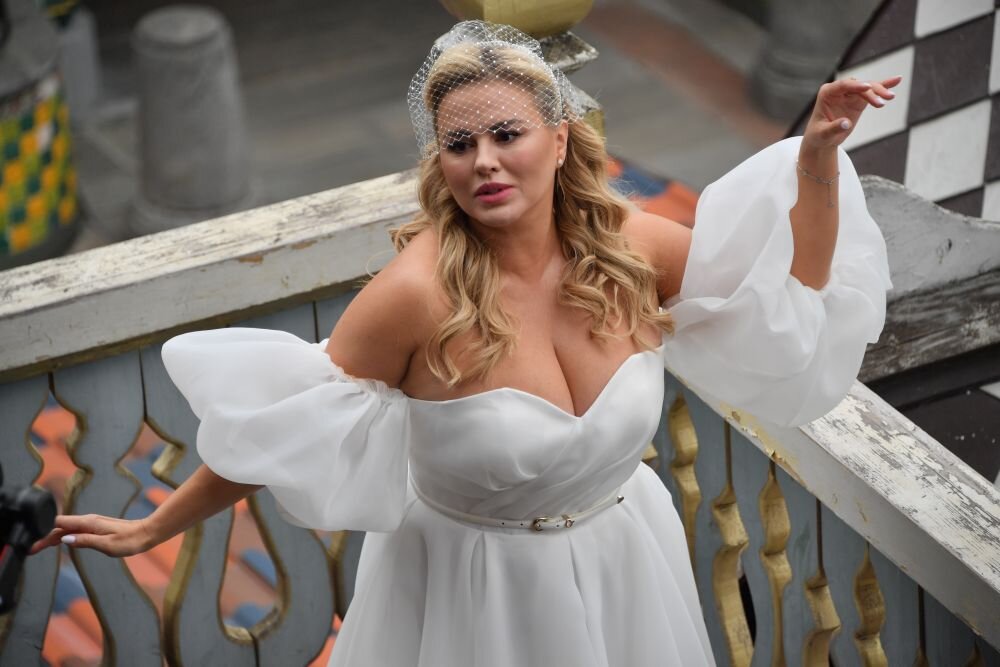 Анна не поддалась на указы мужчин и не села в "золотую клетку"