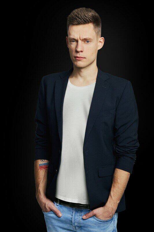 На него в апреле пожаловалась Лига безопасного интернета, возглавляемая Екатериной Мизулиной, дочерью сенатора Елены Мизулиной. Пропаганду наркотиков она усмотрела в двух интервью — с рэпером Моргенштерном и блогером Ивангаем
В отношении блогера и журналиста Юрия Дудя завели дело о пропаганде наркотиков, информация об этом размещена в электронной картотеке Зюзинского суда Москвы.

Дудю вменяется ч. 1.1 ст. 6.13 КоАП (пропаганда наркотических средств с использованием интернета). По этой статье ему может грозить наказание в виде штрафа до 1,5 млн руб.

Об этом также в своем посте во «ВКонтакте» сообщила директор Лиги безопасного интернета и член Общественной палаты Екатерина Мизулина, дочь сенатора Елены Мизулиной. Именно Лига безопасного интернета в апреле 2021 года обратилась в МВД с просьбой проверить на пропаганду наркотиков два интервью, вышедших на канале Дудя, — с рэпером Моргенштерном и блогером Ивангаем. «Лига безопасного интернета отмечает принципиальную и честную позицию управления по контролю за оборотом наркотиков по городу Москве в ходе расследования этого дела. На сотрудников полиции оказывалось колоссальное давление, но несмотря на это, состоялось объективное расследование и дело было доведено до суда», — говорится в ее посте. Мизулина утверждает, что психолингвистические судебные экспертизы, проведенные в рамках административного дела, подтвердили факты пропаганды наркотиков в двух интервью.

РБК обратился за комментарием к Юрию Дудю.

Сейчас на созданный в 2014 году YouTube-канал «ВДудь», который ведет журналист, подписано более 9,2 млн пользователей. Интервью с Ивангаем там вышло 18 марта и набрало к настоящему моменту 20,5 млн просмотров. Интервью с Моргенштерном Дудь опубликовал 3 ноября 2020 года, у него 26,6 млн просмотров. В интервью с Ивангаем часть видео была удалена со спойлером: «Тут идут слова, которые российский закон может посчитать призывом к употреблению. Поэтому мы проматываем их».

3 июня рэпера Моргенштерна признали виновным в пропаганде наркотиков и оштрафовали на 100 тыс. руб. Дело рассматривалось в том же Зюзинском суде Москвы. Проверить клипы Моргенштерна в конце марта попросил экс-депутат Госдумы и член Общественной палаты Дмитрий Носов. Он посчитал, что текст песни «Розовое вино 2» следует расценивать как пропаганду наркотиков и порнографии среди детей.