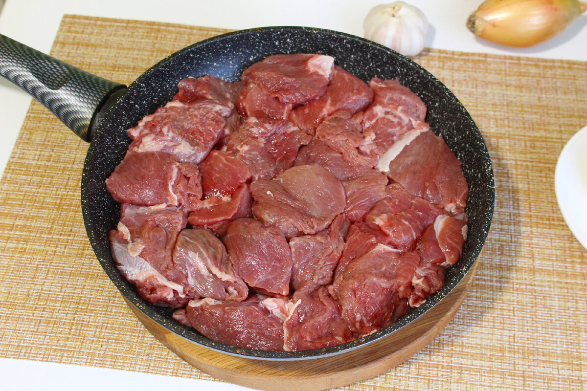 Мясо по кремлевски в сковороде