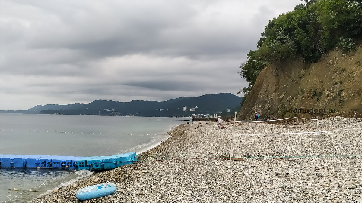 возле моря отвесные скалы, не широкий пляж