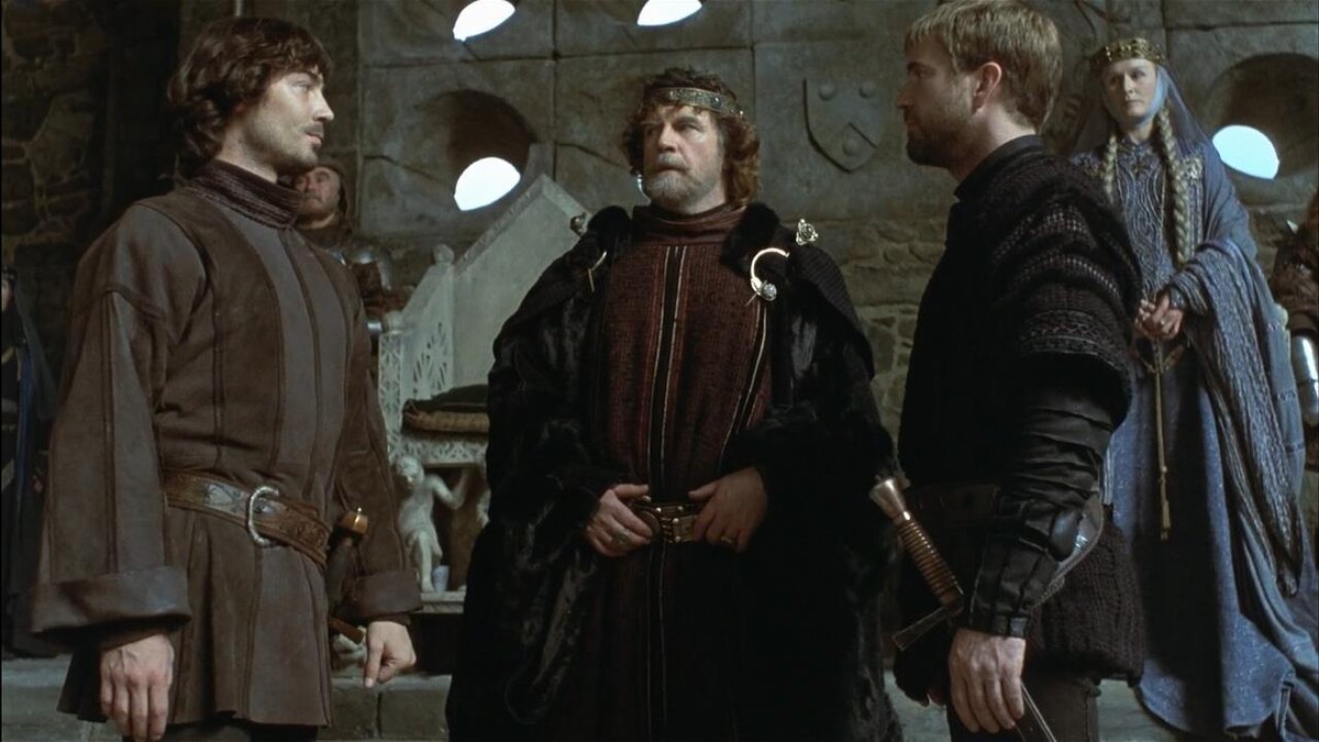 Шерсть, войлок, кожа, мех - жители Эльсинора хорошо утеплялись, потому что в этих каменных замках всегда царил холод. Цветовая гамма приглушенная, костюмы будто "живут" на героях, они не идеально чистенькие, поэтому у нас нет ощущения новодела только что из костюмерной.