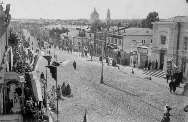 Ул. Болховская, искомое здание расположено чуть ниже и левее церкви на заднем плане.