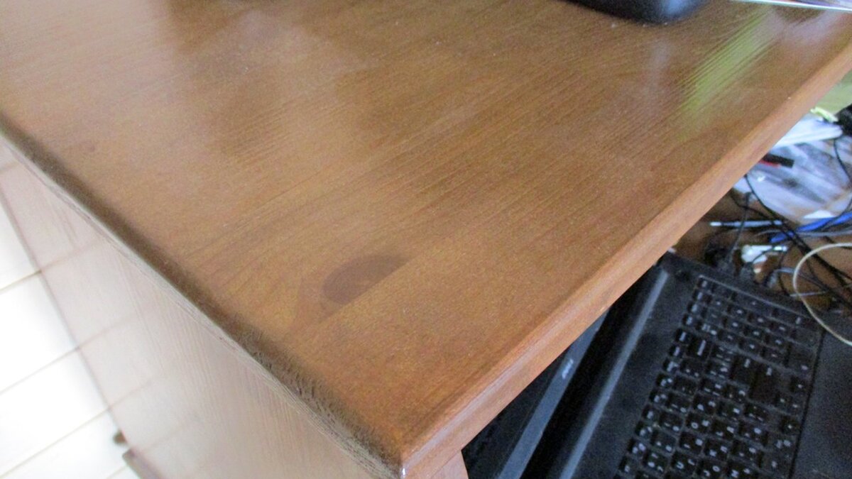 Сосна окрашена цветным водным лаком с помощью валика. Фото автора 