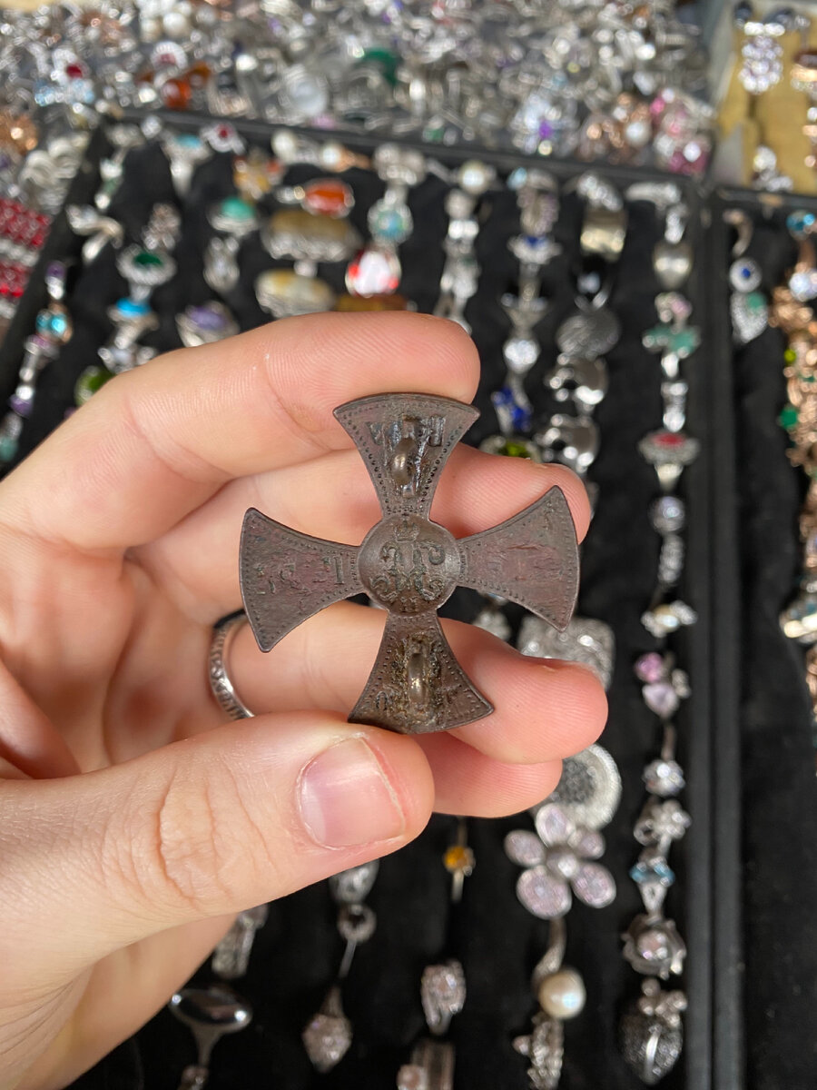 Фото автора. Оборотная сторона ополченского креста. 