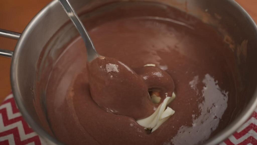 Поставить сотейник на плиту и дать закипеть. 