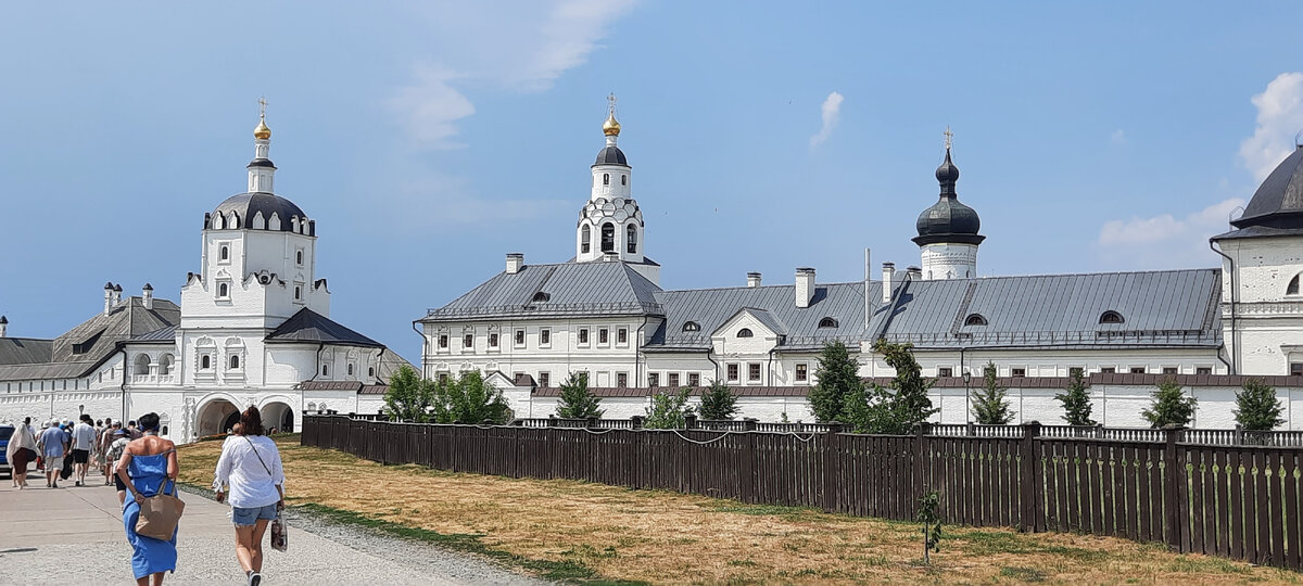 В тридцати километрах от Казани находится уникальный и не имеющих себе равных остров-град Свияжск. Главной достопримечательностью и местом паломничества является Свияжский Успенский монастырь.