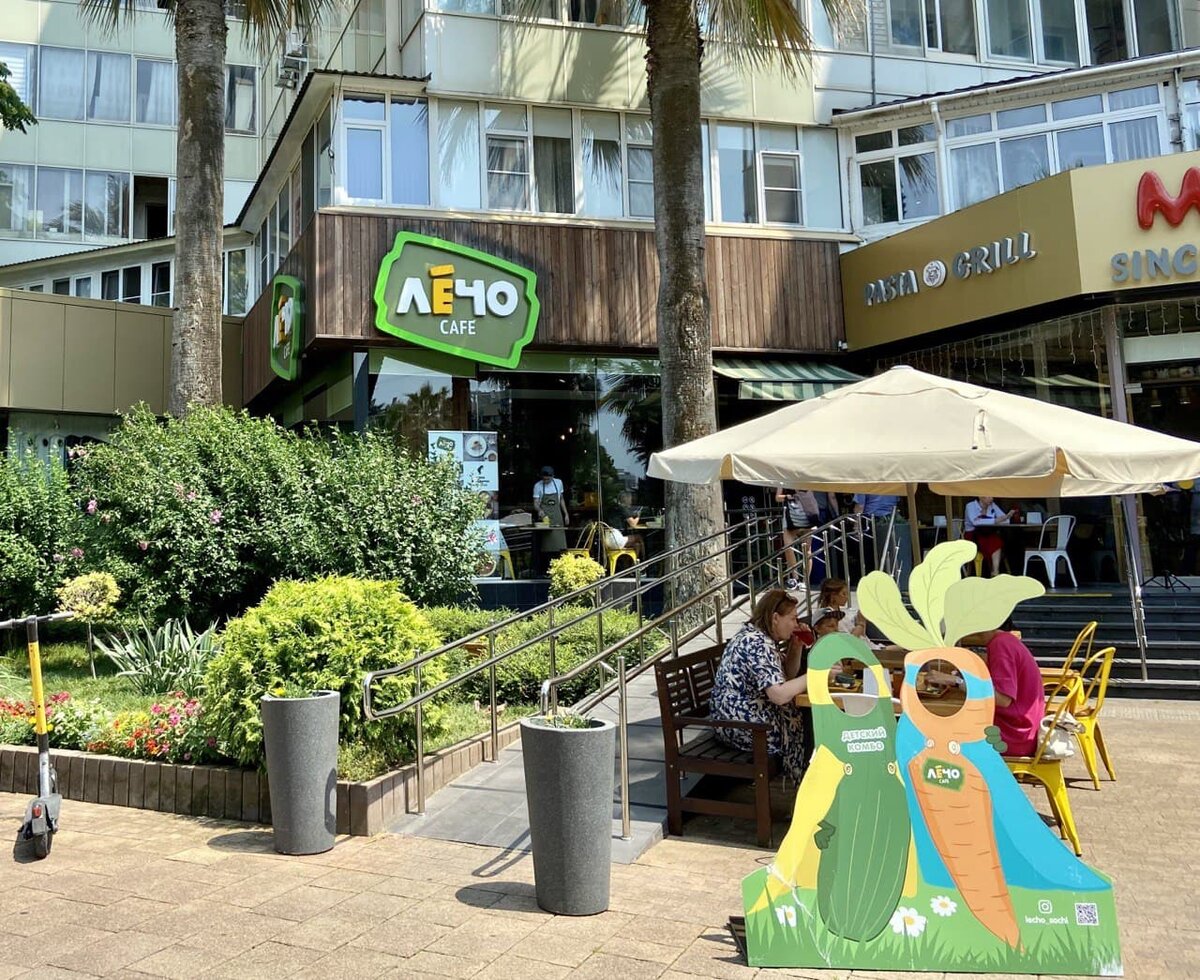 Можно пообедать на улице, спрятавшись в тени зонта