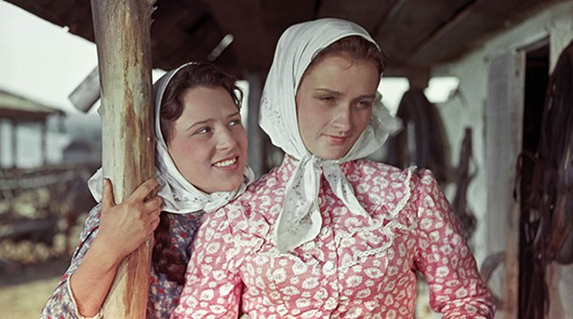 Кадр из фильма "Тихий дон". Наталья Архангельская (Дуняша) и Зинаида Кириенко (Наталья). Нежно люблю эту экранизацию. Бесподобные актеры, музыка, постановка. Настолько, что им веришь. И показано многое очень верно. Людмила Хитяева (Дарья) как-то рассказывала, что её специально возили на похороны, чтобы она могла правильно причитать в кадре. Там той сцена на десять секунд, а сколько труда, эмоций, достоверности.