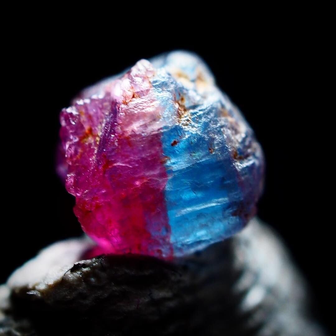 Кристаллы корунда (сапфиры). Красный корунд камень. Алмаз сапфир рубин. Драгоценные камни сапфир алмаз и рубин. Корунд рубин камень.