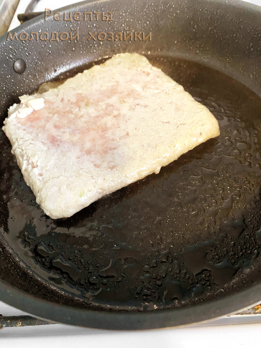На сковороду положен фарш