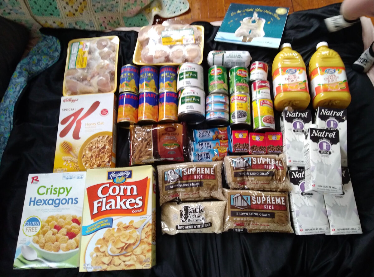 Набор продуктов в одном из фуд банков Нью-Йорка (фото автора)