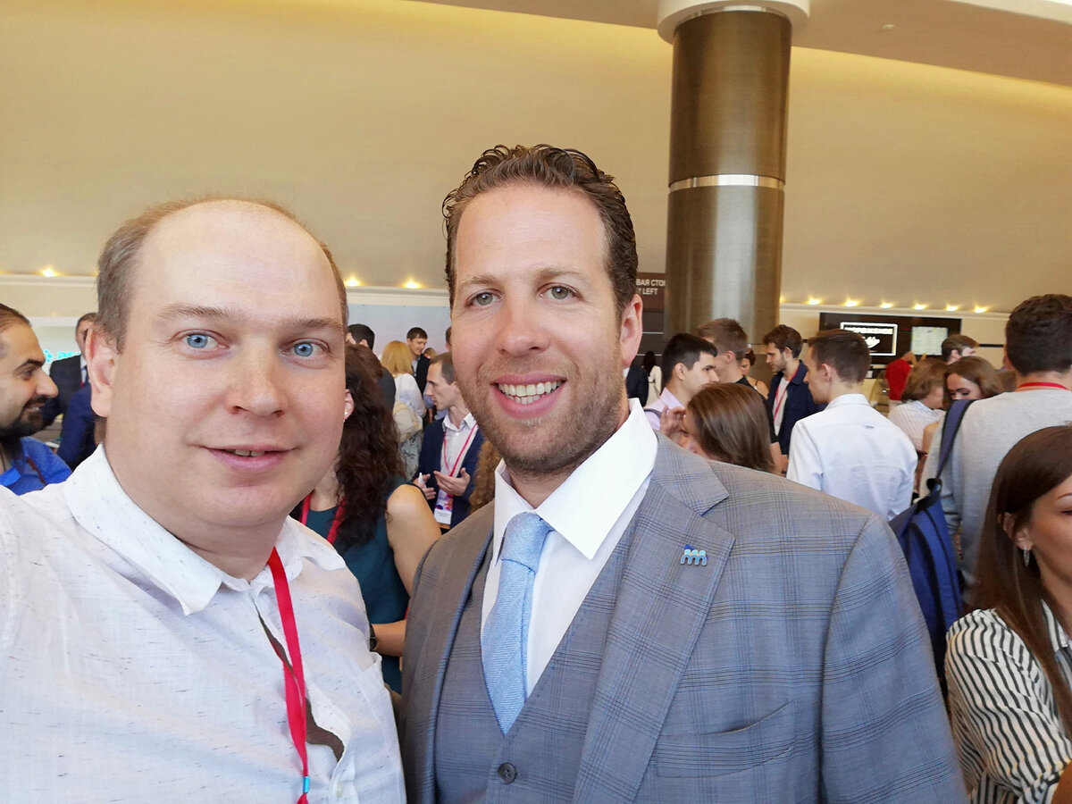 Это я с пиарщиком Тони Робинса, я слева) 