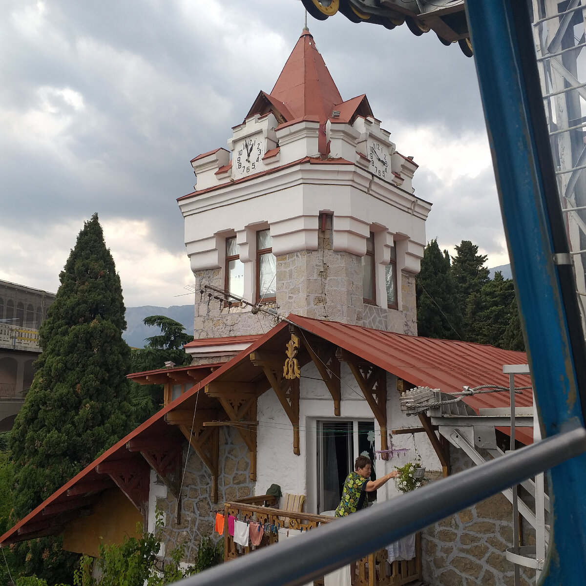 Вид с канатки на башню Врангеля. Фото автора