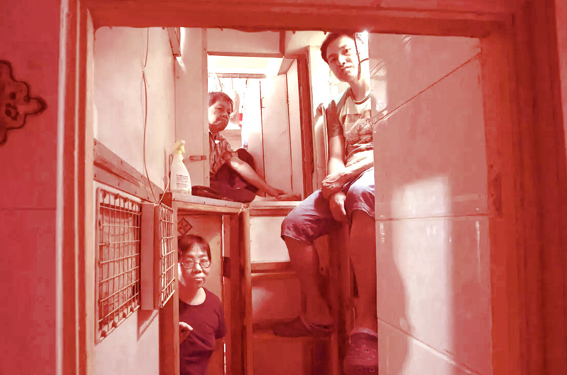 В подобных ячейках обитают бедняки. Раньше помещения квартир разделяли с помощью проволочной сетки, а сейчас в основном используют фанерные щиты и доски. Фото: masterok.livejournal.com