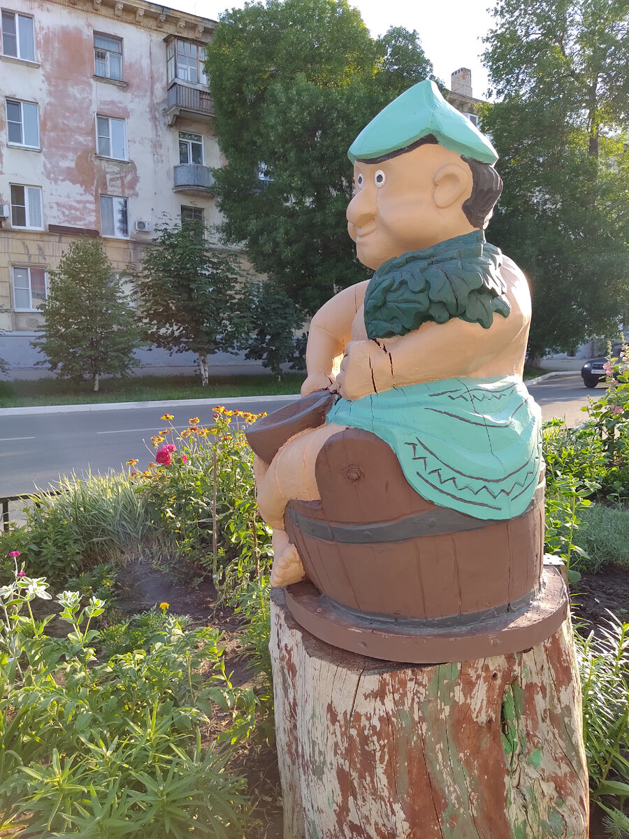 Банный человечек потрескался на суровом июньском солнце. 