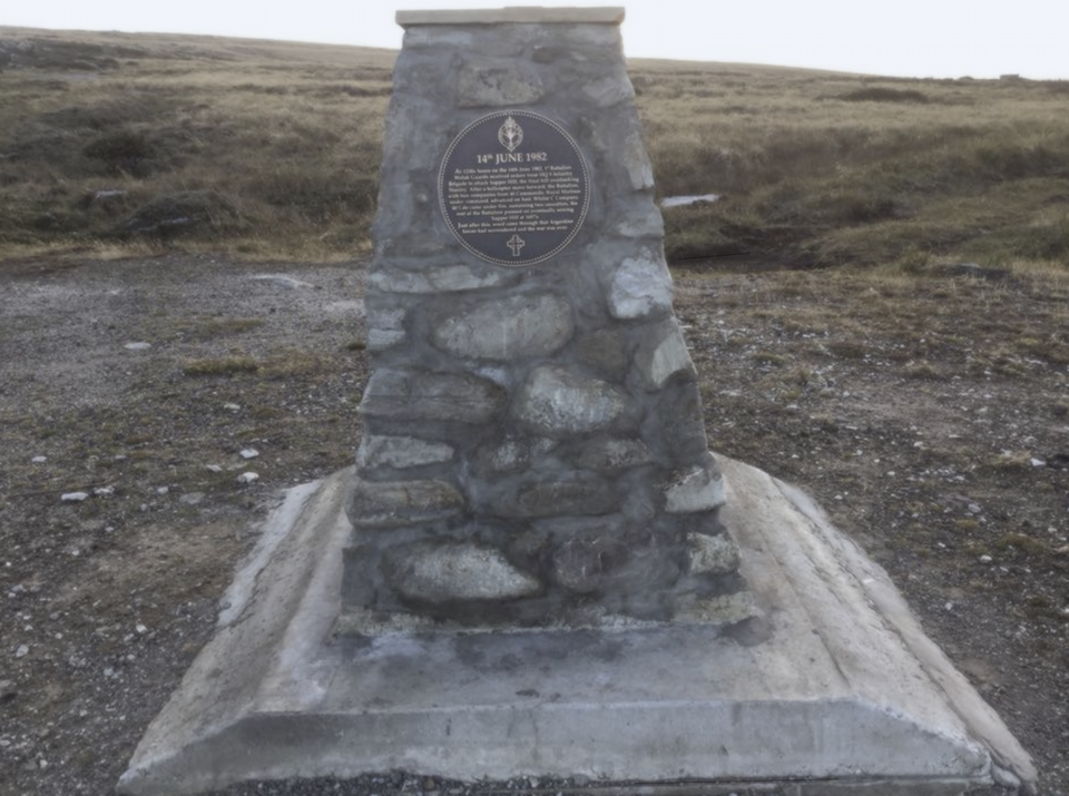 Саппер Хилл. Монумент в честь 1-го батальона валлийских гвардейцев.