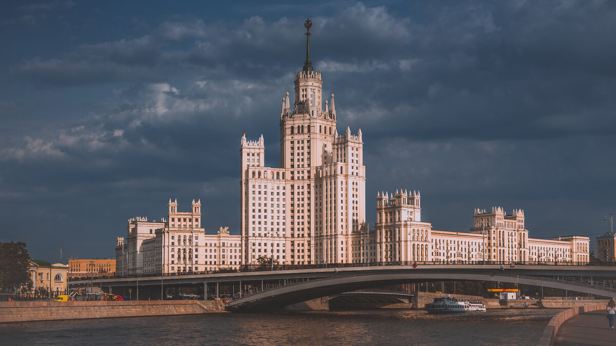 Знаменитая сталинская высотка на Котельнической набережной; кстати, квартиры там в массе своей не слишком большой площади 